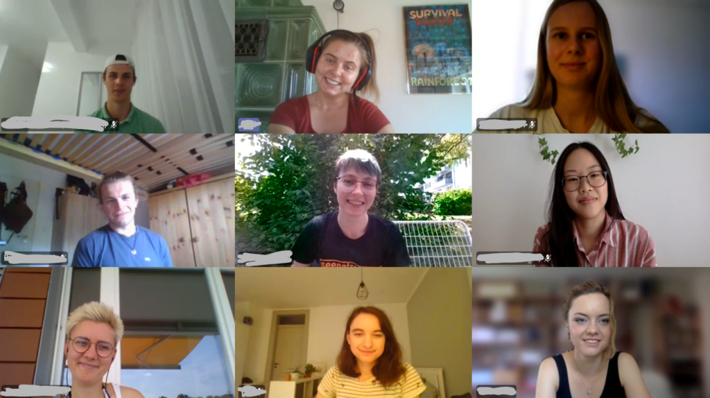 Ein Screenshot von einer Teams-Videokonferenz. Neun Kacheln mit neun lächelnden, jungen Menschen.